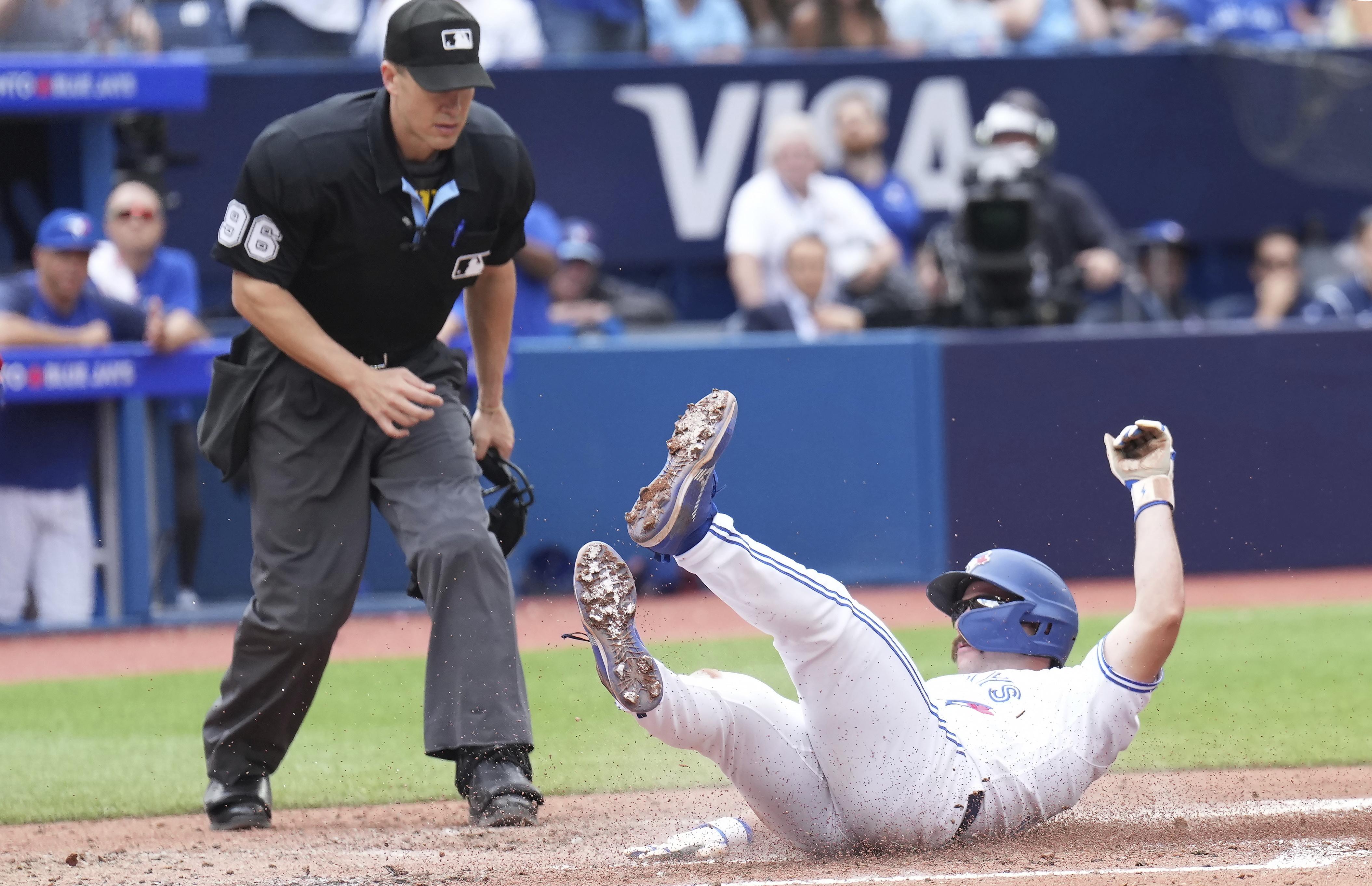 Castillo dominates as Mariners blank Blue Jays in wild-card opener