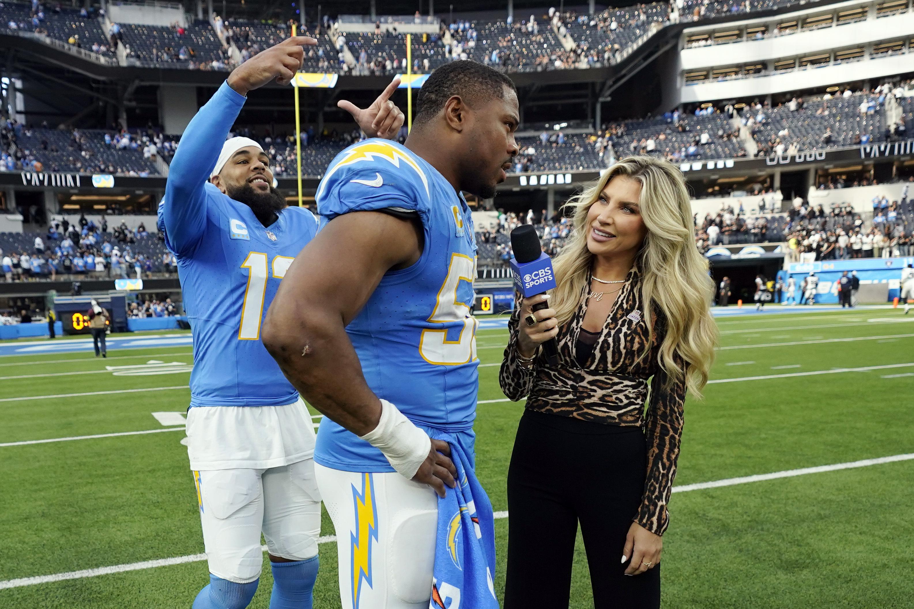 Los angeles chargers cheerleaders hi-res stock photography and