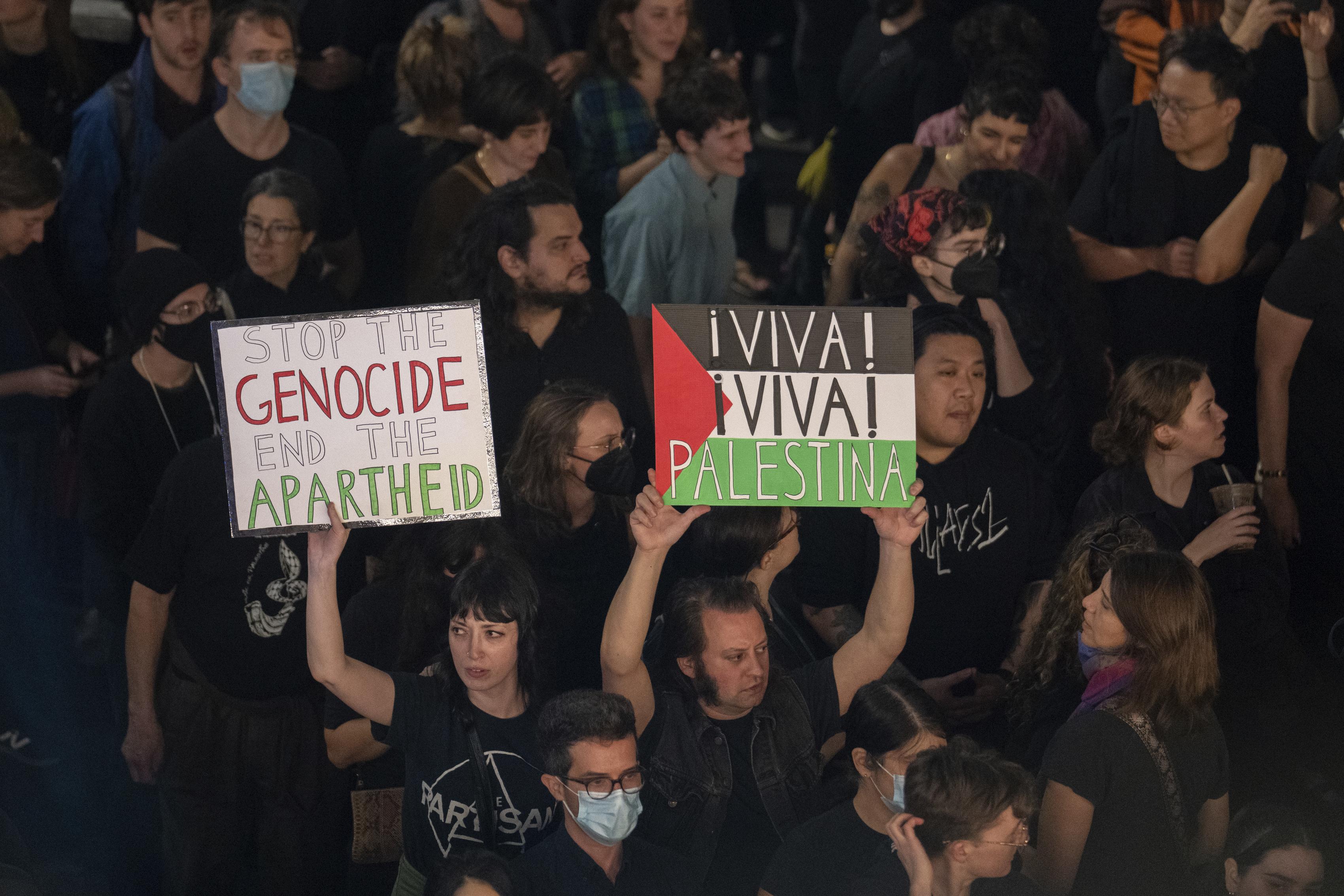 Pro-Palestinian protesters call for ceasefire at Grand Central