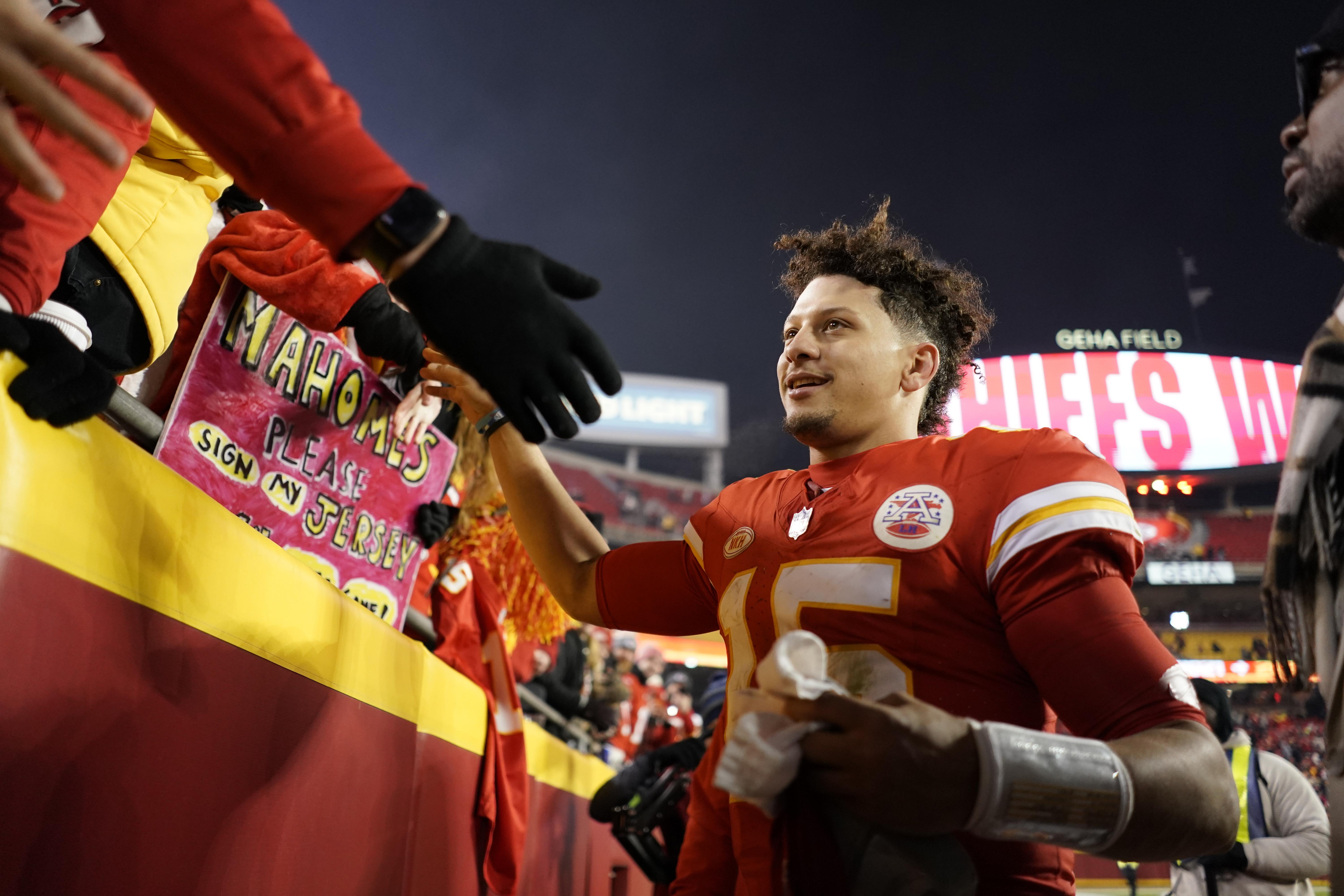 Patrick Mahomes leads Chiefs to 26-7 playoff win over Dolphins in