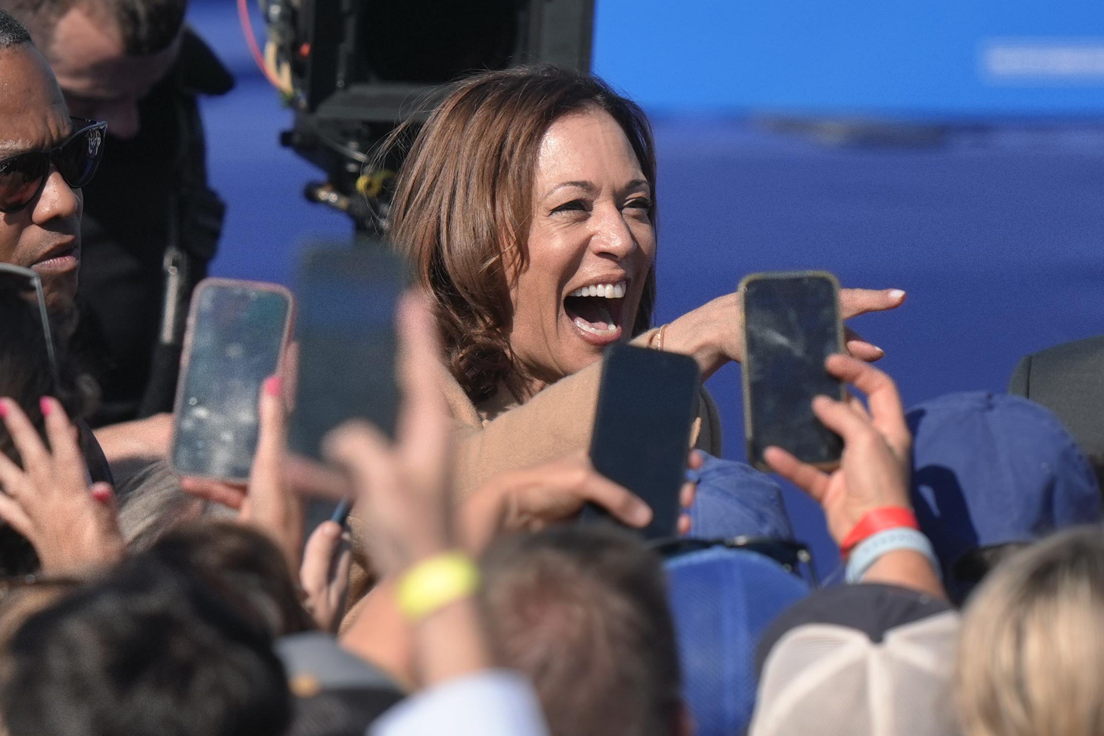 Chiến dịch của Kamala Harris chạy đua giành cử tri đại học bằng cách giương cao biểu ngữ phản đối Trump trên các trận bóng bầu dục - Washington Times